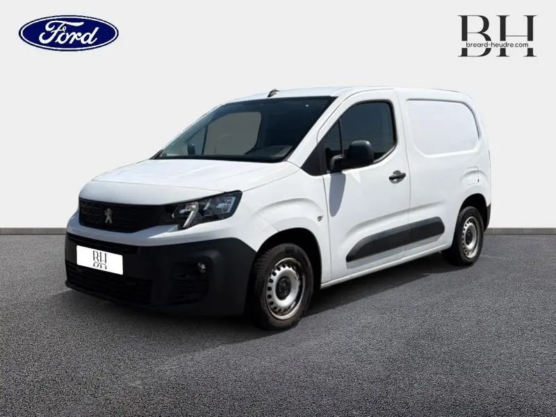 Peugeot Partner blanc vu en 3/4 avant droit, avec boucliers noirs et portes latérales pleines.