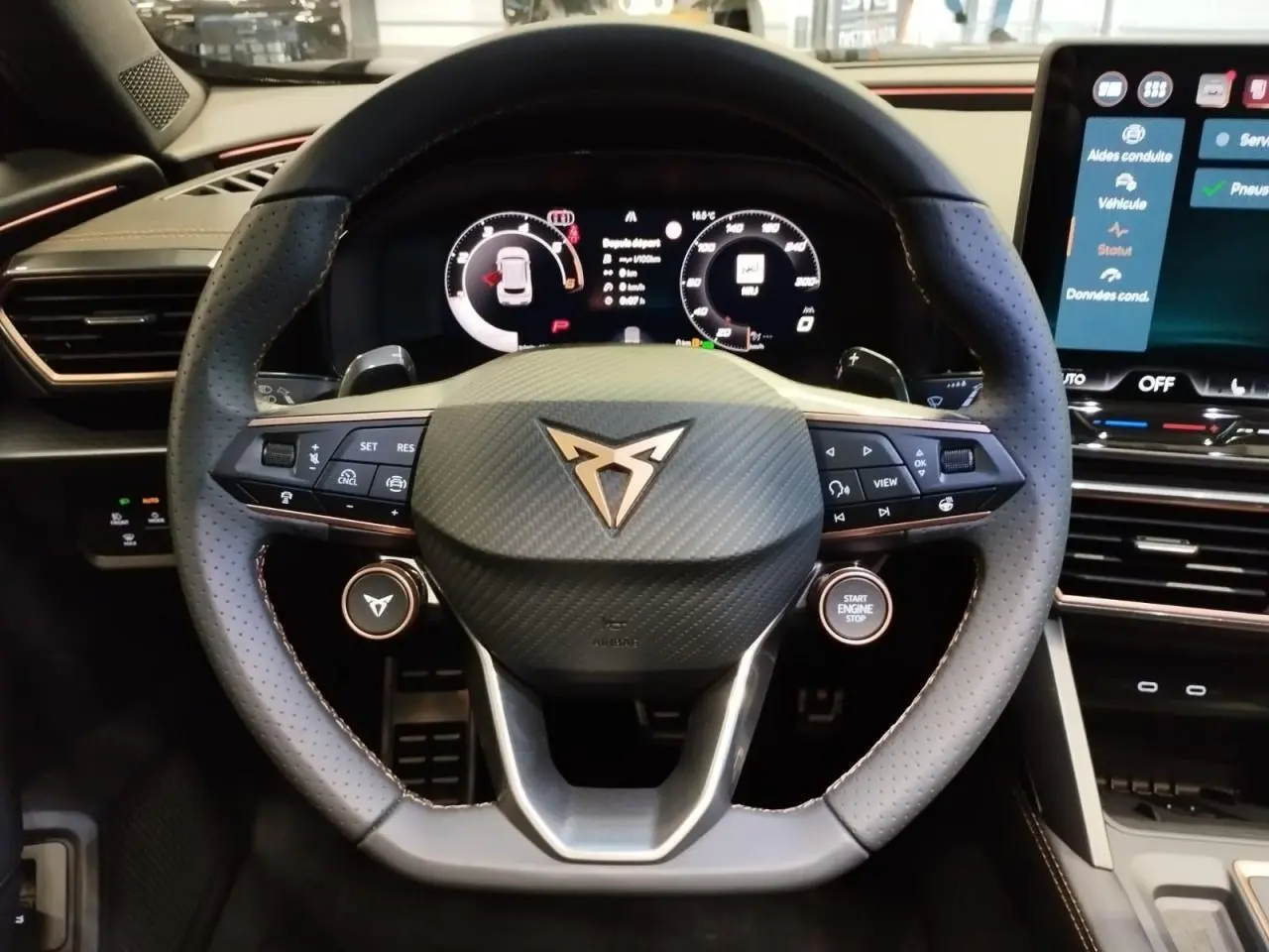 Vue rapprochée du volant cuir noir perforé avec logo CUPRA cuivré et tableau de bord digital du Formentor 2026.
