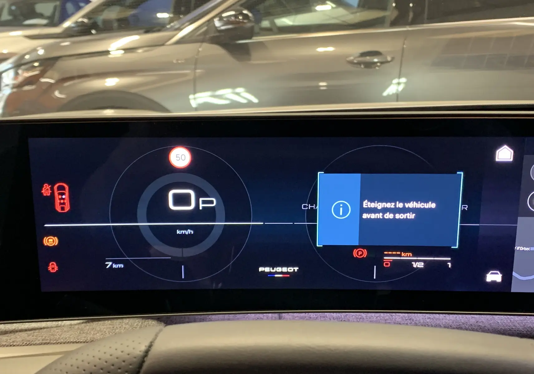 Vue intérieure du tableau de bord numérique du Peugeot 3008 Hybrid, affichant un message d'alerte et la vitesse à 0 km/h.