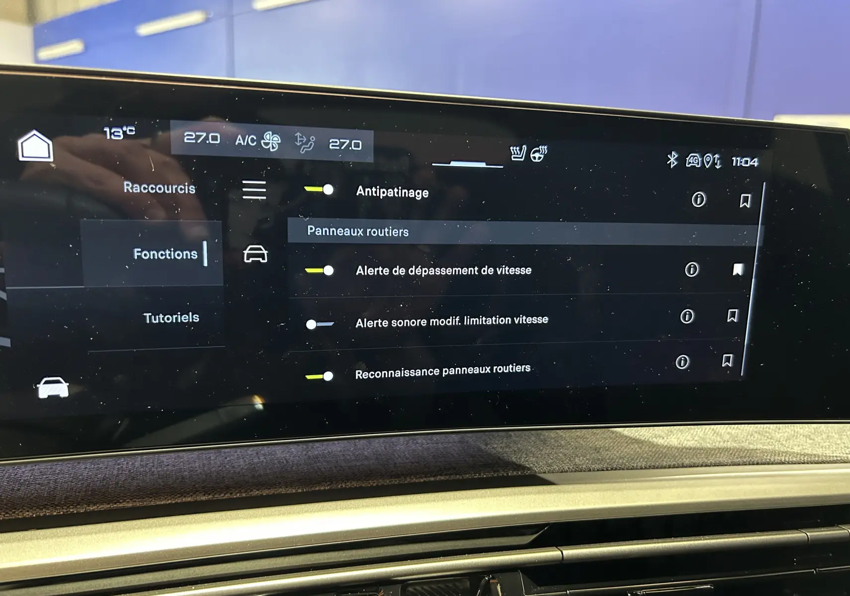 Écran tactile central du Peugeot 3008 III Hybrid 145 GT montrant les réglages d’aide à la conduite et la climatisation.
