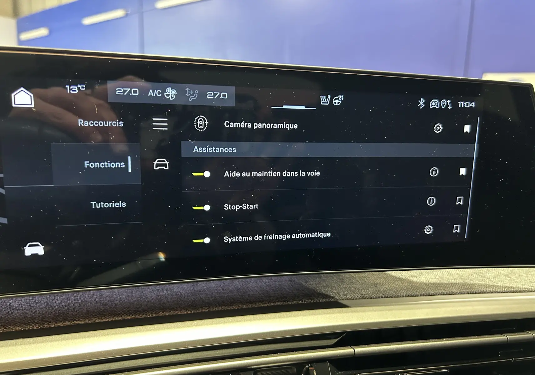 Écran tactile intérieur du Peugeot 3008 Hybrid 2026 montrant les options d'assistance à la conduite.