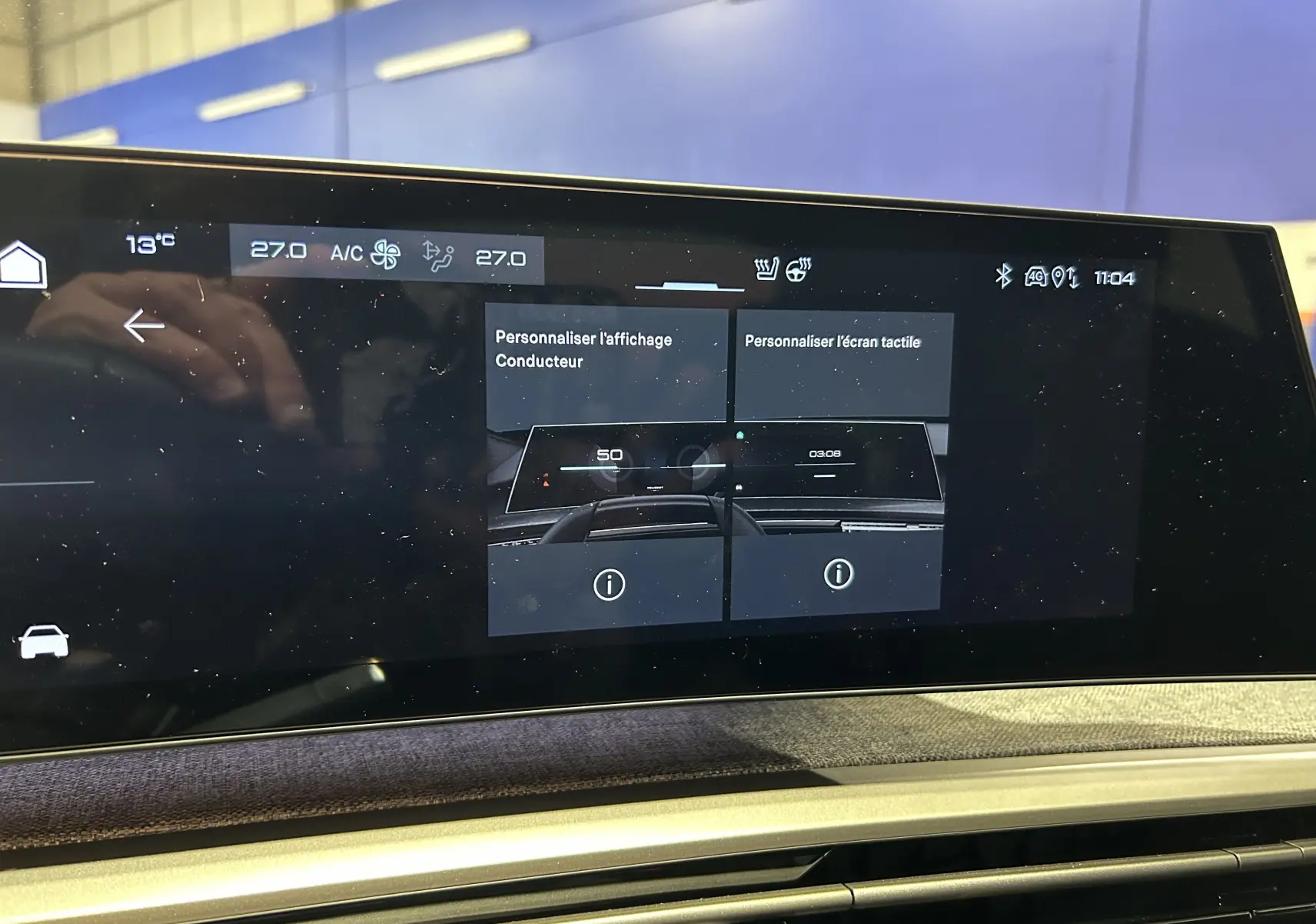 Écran tactile central du tableau de bord du Peugeot 3008 Hybrid 2026 affichant les options de personnalisation.