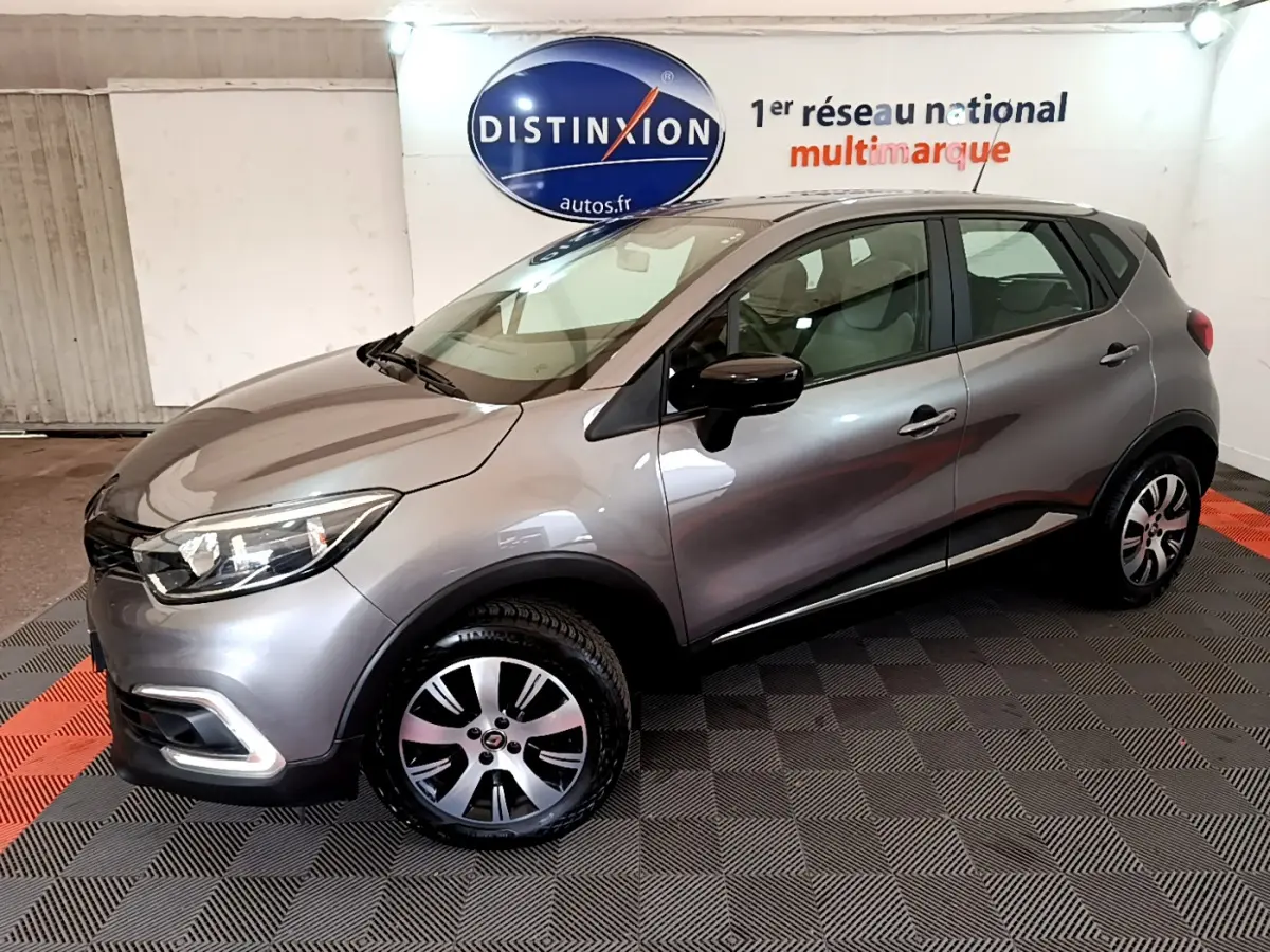 Renault Captur Business gris foncé vu de côté droit 3/4 avant, avec jantes alliage et feux LED visibles