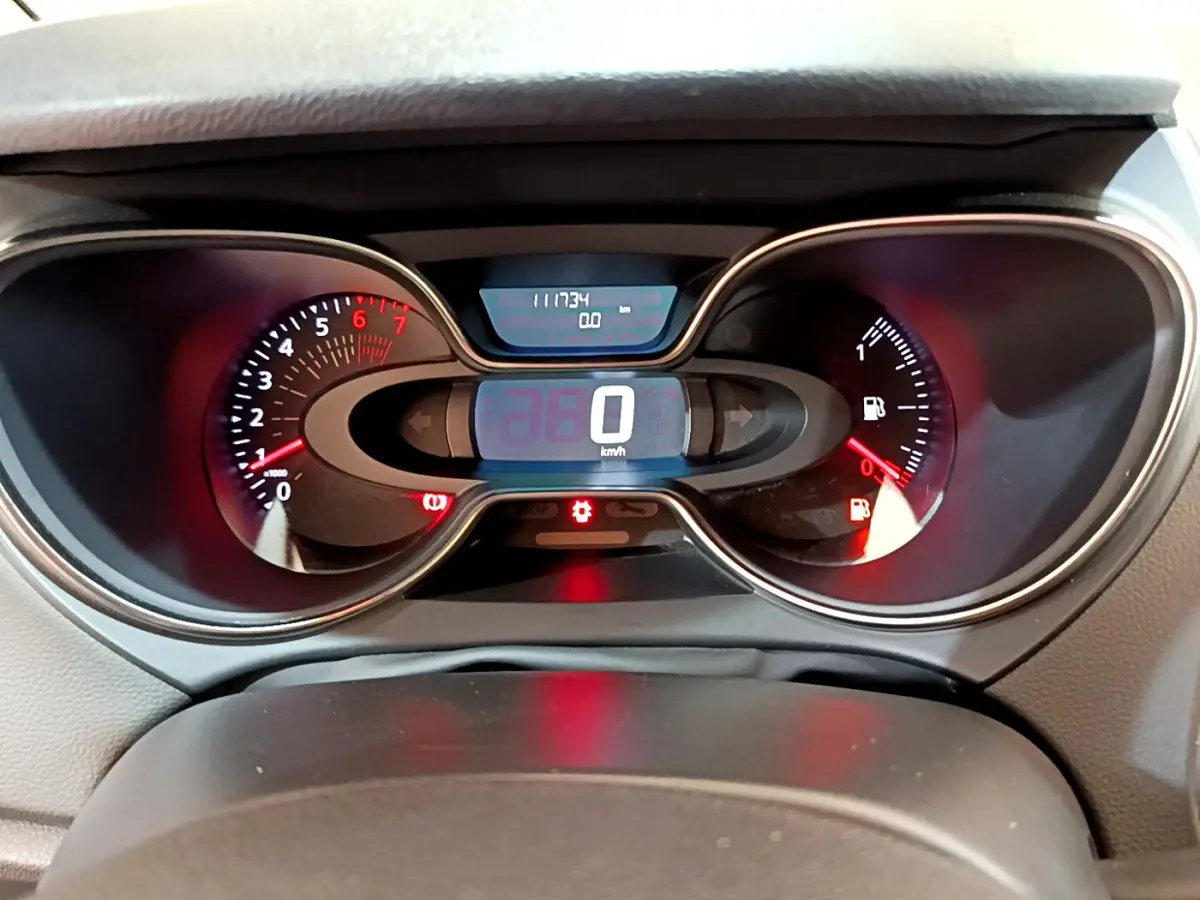 Tableau de bord du Renault Captur Business gris foncé, affichage numérique au centre avec compte-tours et jauge carburant.