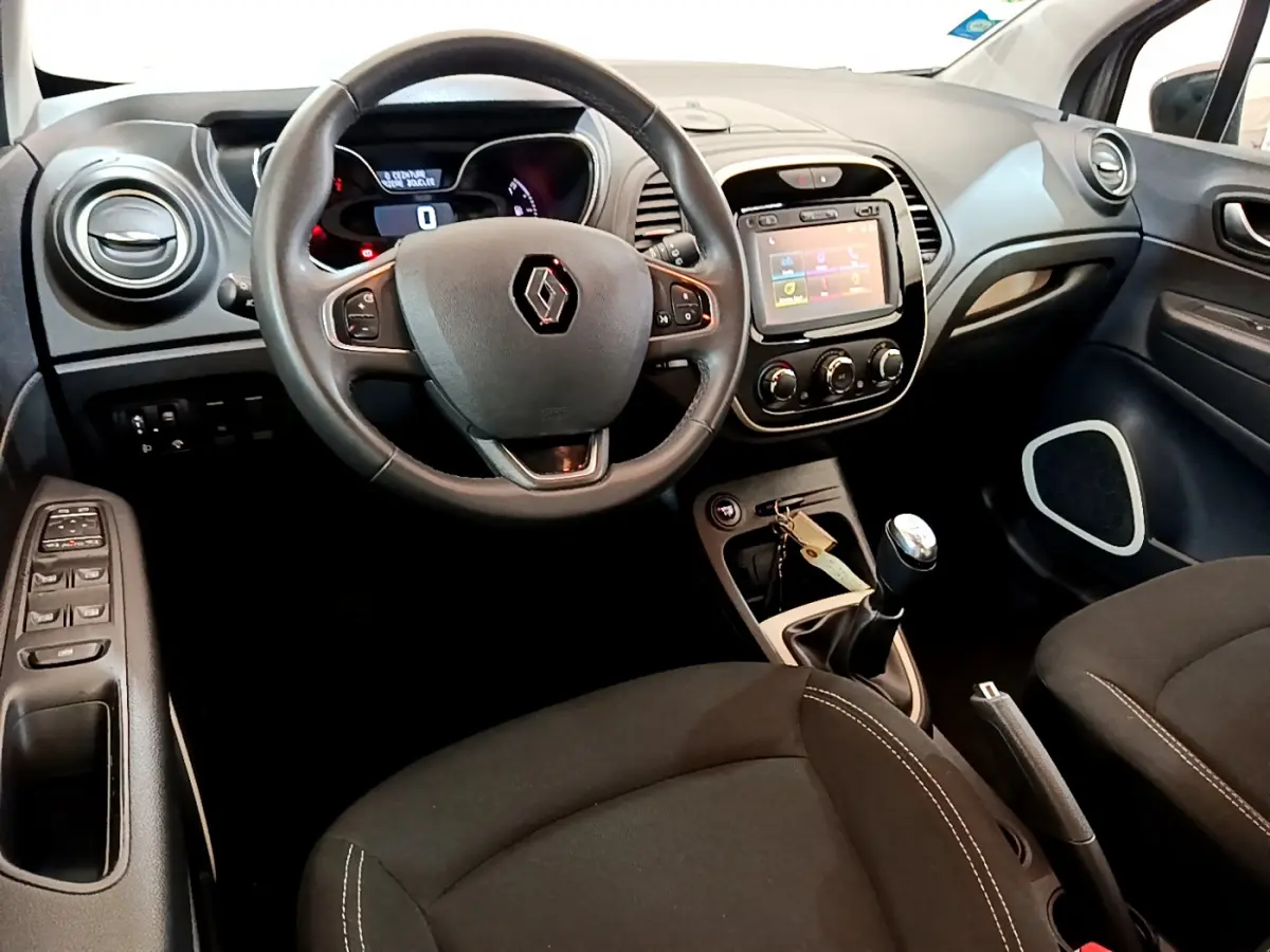 Intérieur de Renault Captur Business TCe 90 2018 vu côté conducteur, volant cuir et écran tactile 7 pouces visibles