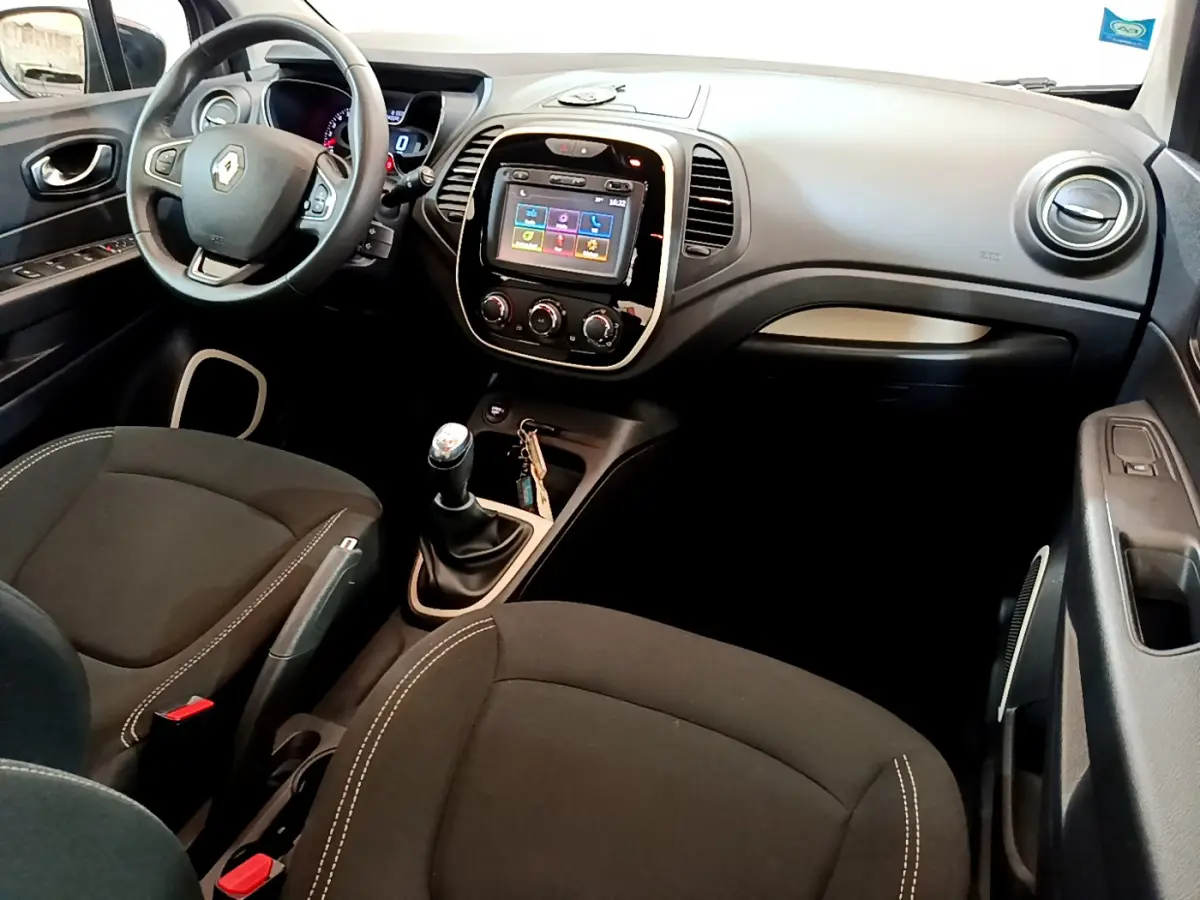 Intérieur noir du Renault Captur Business TCe 90 2018, vue avant centrée sur tableau de bord et console tactile.