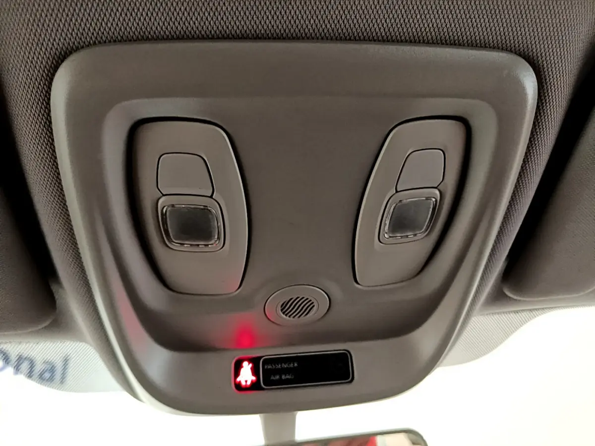 Plafonnier intérieur avec éclairage et témoin airbag passager allumé dans un Renault Captur gris foncé 2018