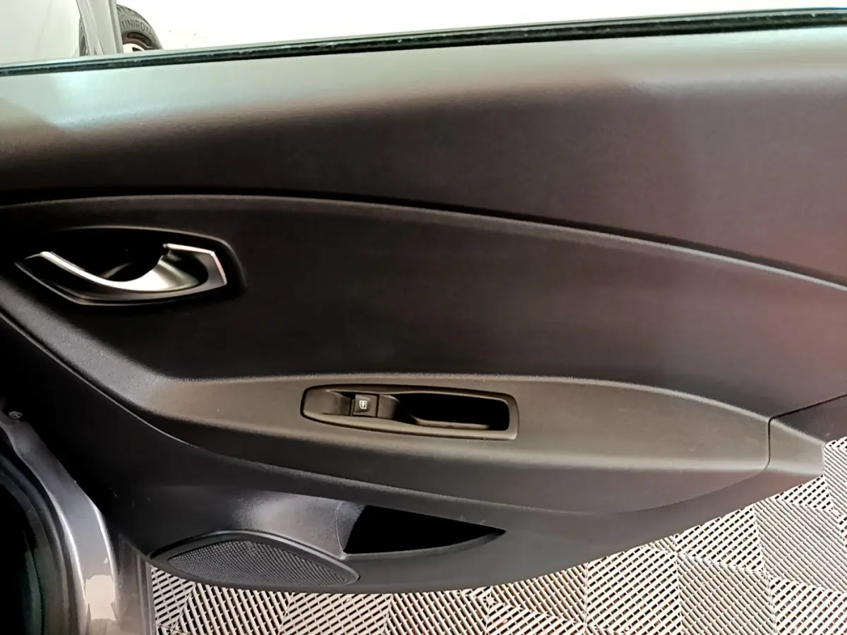 Poignée intérieure et commande de vitre côté gauche de la porte gris foncé du Renault Captur Business 2018.