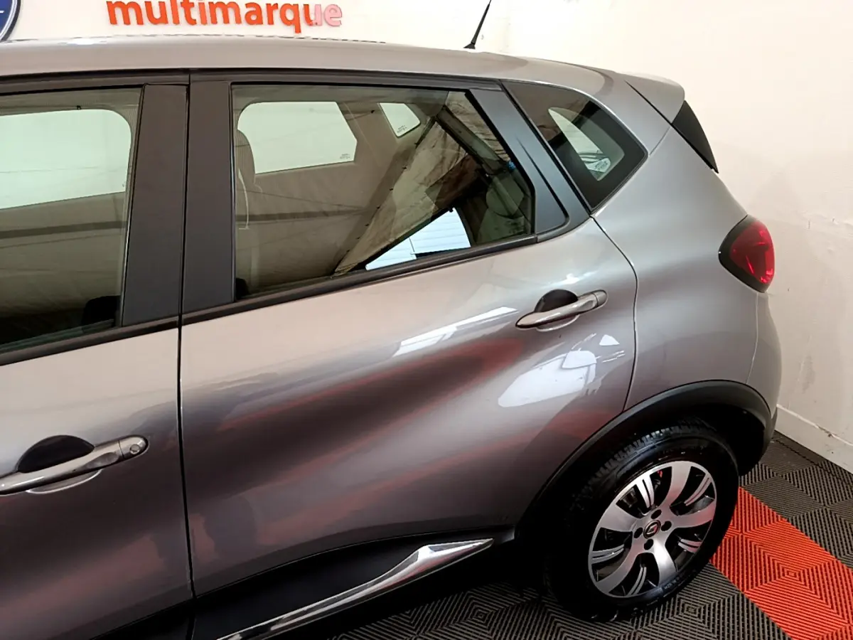Vue latérale droite du Renault Captur Business gris foncé, mettant en valeur les lignes de caisse et la jante alliage.