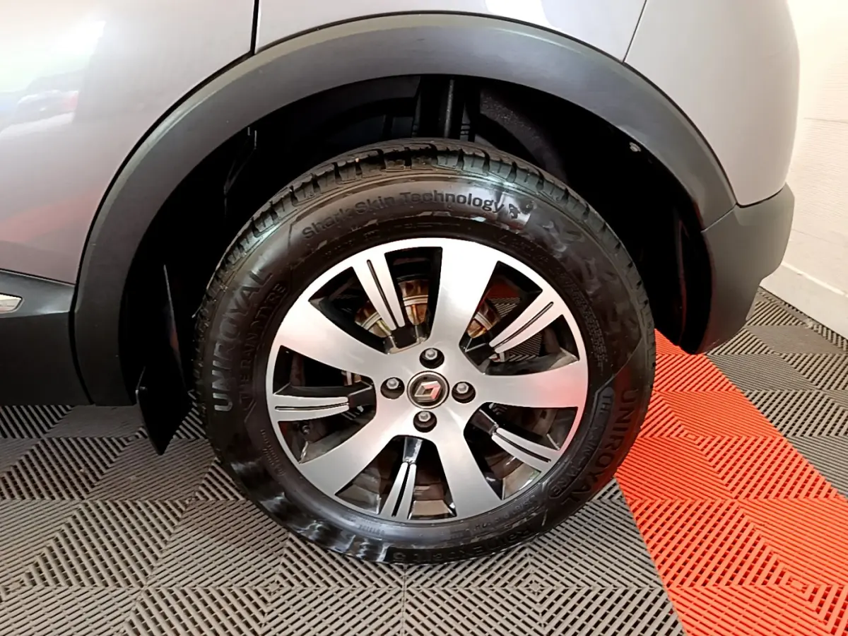 Gros plan sur la roue avant droite gris foncé du Renault Captur Business ENERGY TCe 90 E6C avec jante alliage cinq branches.