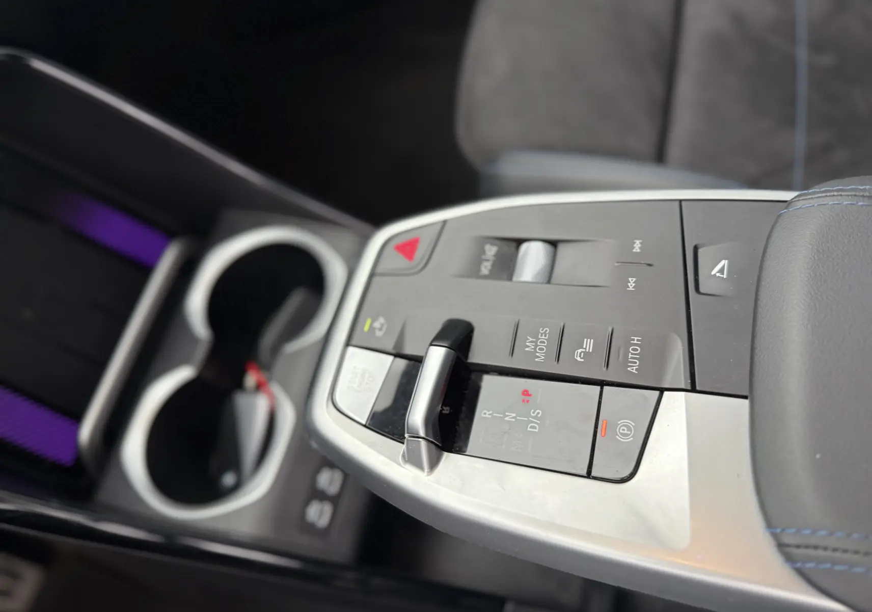 Gros plan sur la console centrale du BMW X1 18D M Sport 2025, mettant en valeur le levier de vitesse et les commandes.