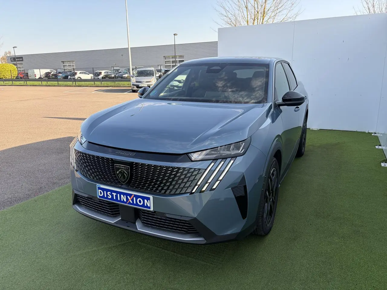 Peugeot 3008 bleu Ingaro vue 3/4 avant droit, calandre noire avec feux LED griffés et jantes alliage noires.