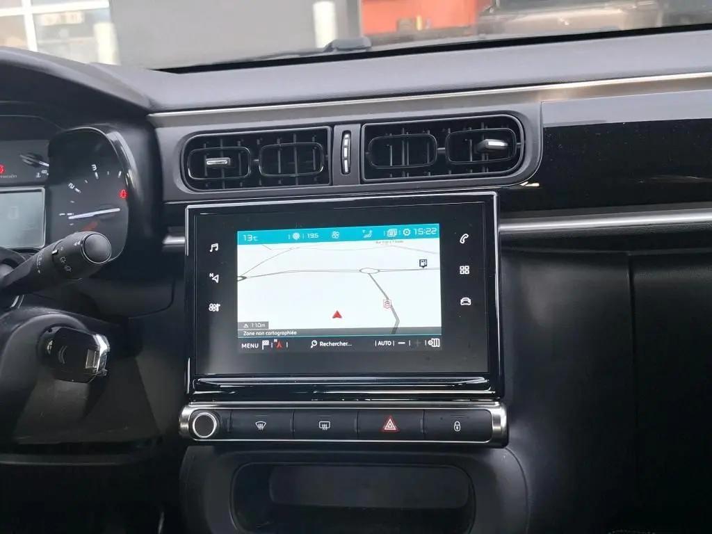 Vue rapprochée du tableau de bord noir de la Citroën C3 Société 2020, avec écran tactile affichant la navigation.