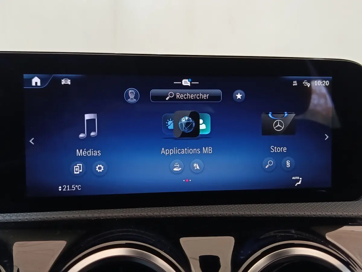 Écran tactile central de 26 cm affichant les applications multimédia dans un Mercedes GLA 250 e gris foncé.