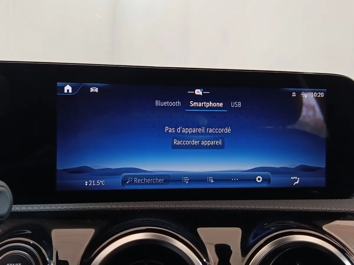 Écran tactile central du tableau de bord du Mercedes GLA 250 e Business Line 2023, affichage smartphone Bluetooth.