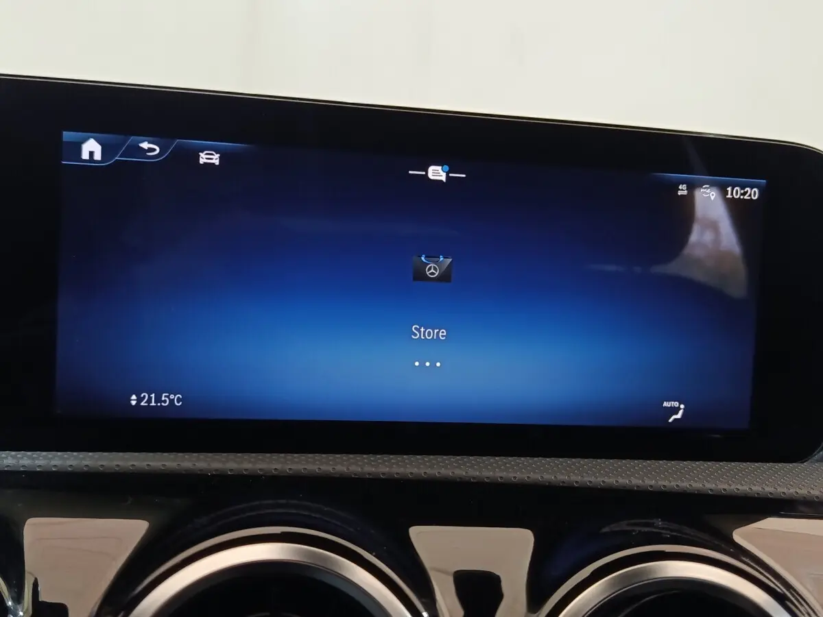 Écran tactile central bleu affichant le menu Store dans l’habitacle d’une Mercedes GLA 250 e gris foncé.