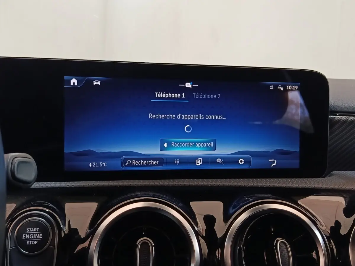 Vue rapprochée du tableau de bord du Mercedes GLA 250 e Business Line 2023, écran tactile bleu et bouton démarrage visible.