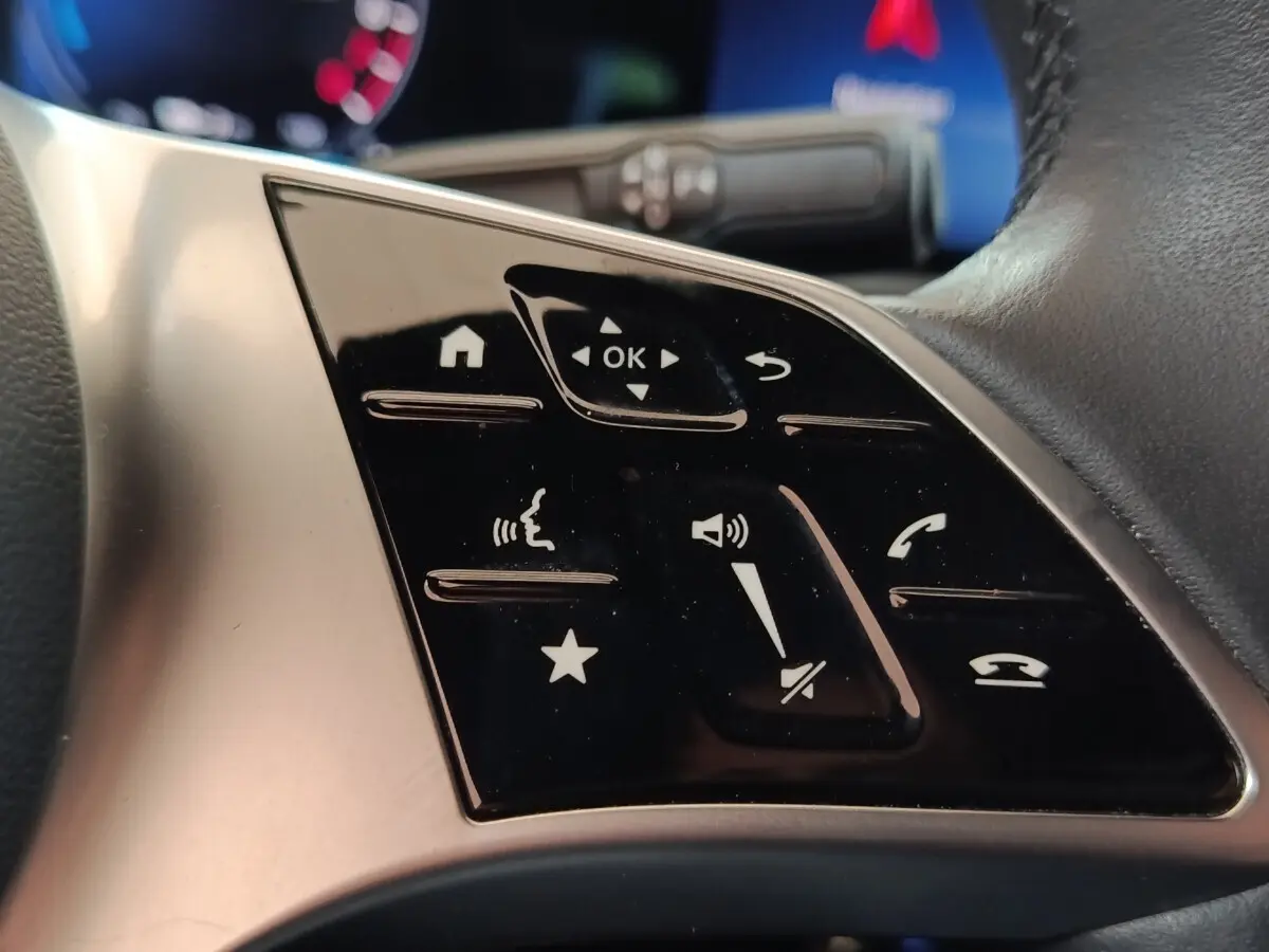 Gros plan sur les commandes tactiles noires du volant cuir du Mercedes GLA 250 e Business Line 2023.