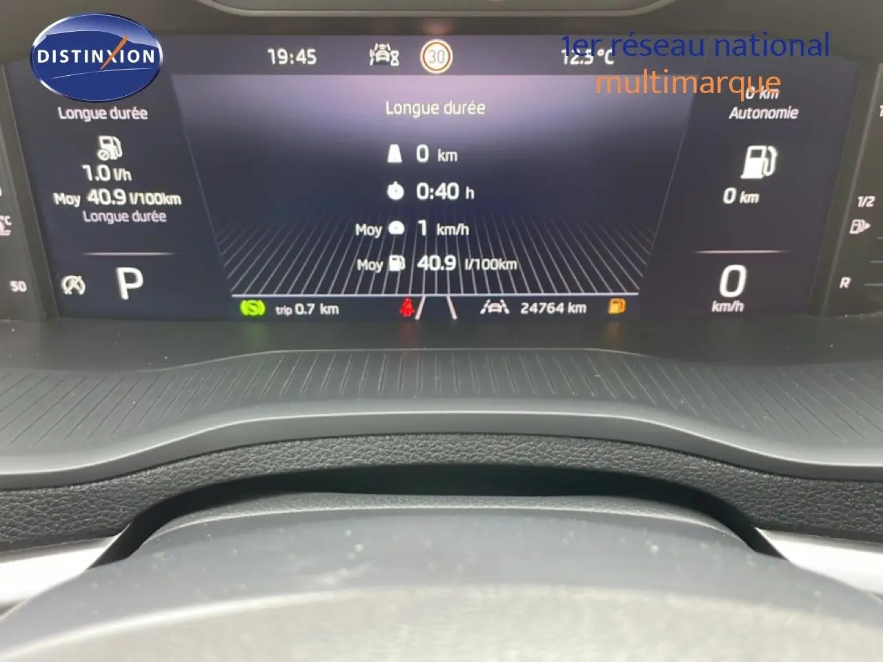 Tableau de bord numérique du Skoda Karoq 2025 affichant consommation, vitesse et autonomie, vue frontale rapprochée.