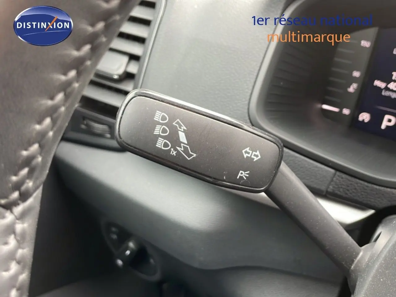 Gros plan sur la commande de clignotants à gauche du volant dans l’habitacle d’un Skoda Karoq blanc glacier 2025.