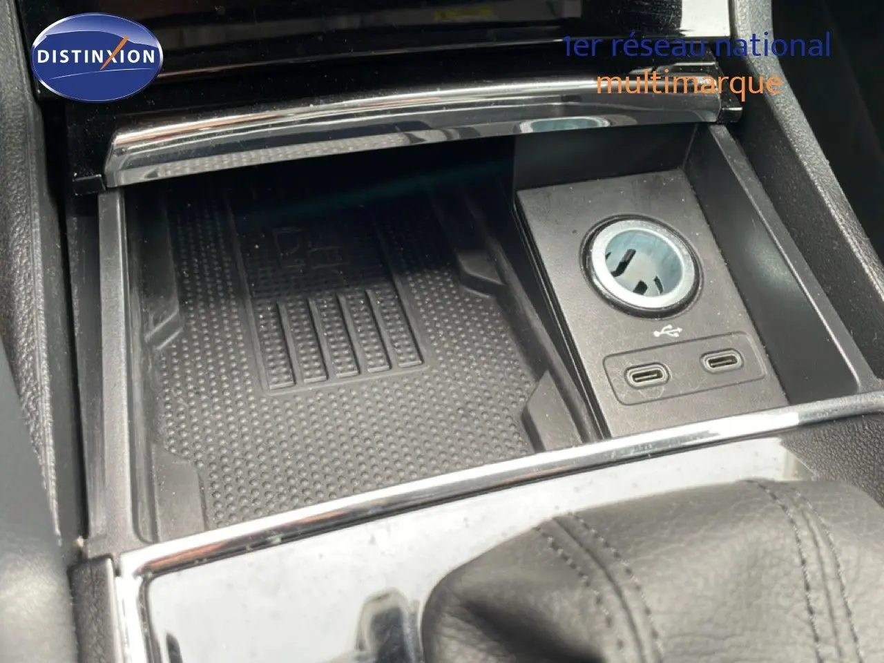 Gros plan sur la console centrale noire du Skoda Karoq 2025, montrant prises USB-C et allume-cigare.