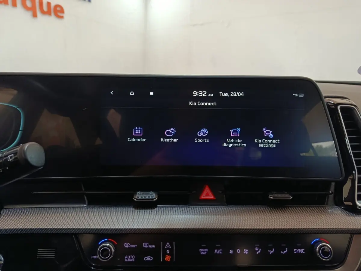 Écran tactile central du tableau de bord du Kia Sportage blanc 2022, affichant le menu Kia Connect.