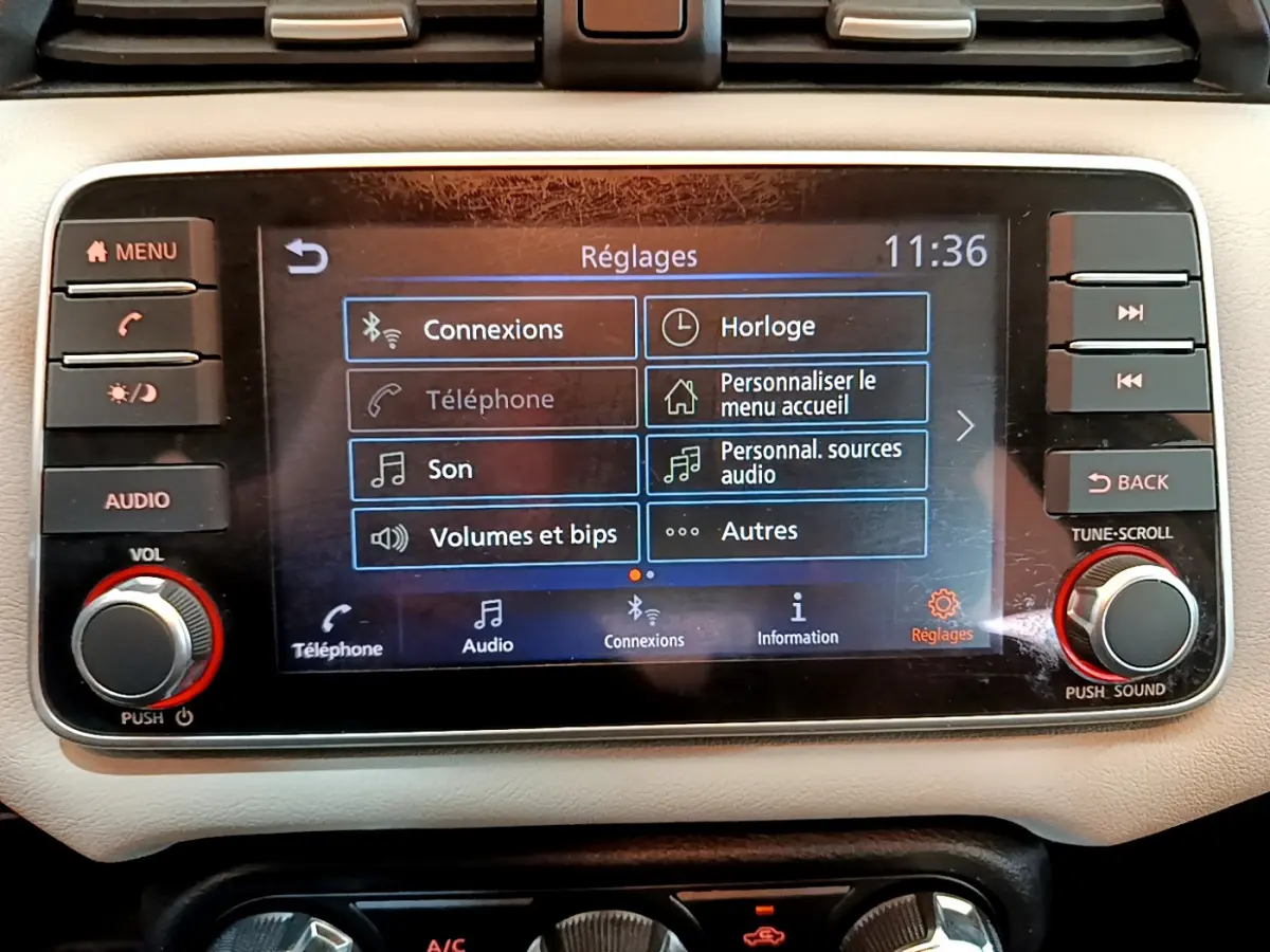 Écran tactile central de la Nissan Micra IG-T 92 Acenta 2022 affichant le menu Réglages en intérieur beige.