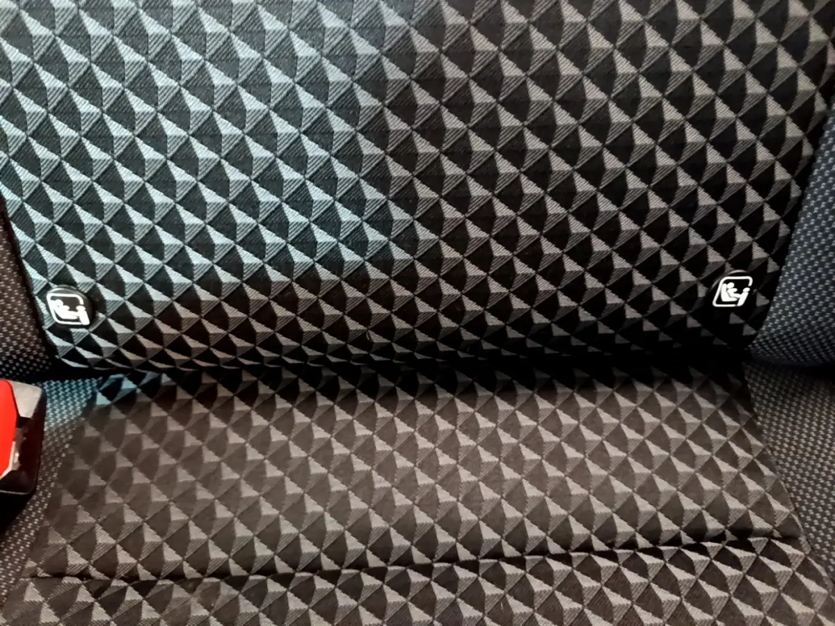 Gros plan sur la banquette arrière en tissu noir à motifs géométriques de la Nissan Micra IG-T 92 Acenta blanche.