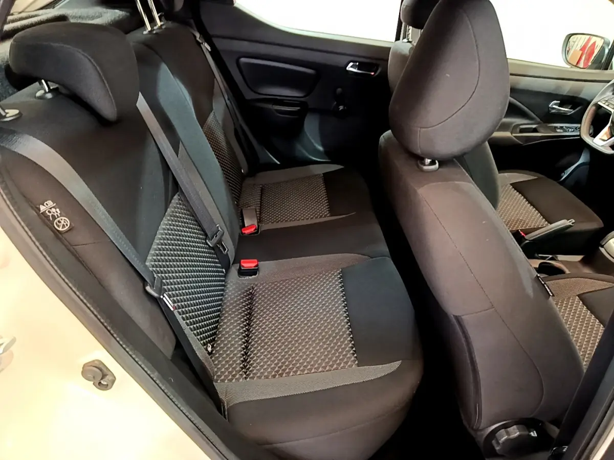 Vue intérieure côté gauche sur les sièges arrière noirs à motifs de la Nissan Micra blanche 2022 IG-T 92 Acenta.