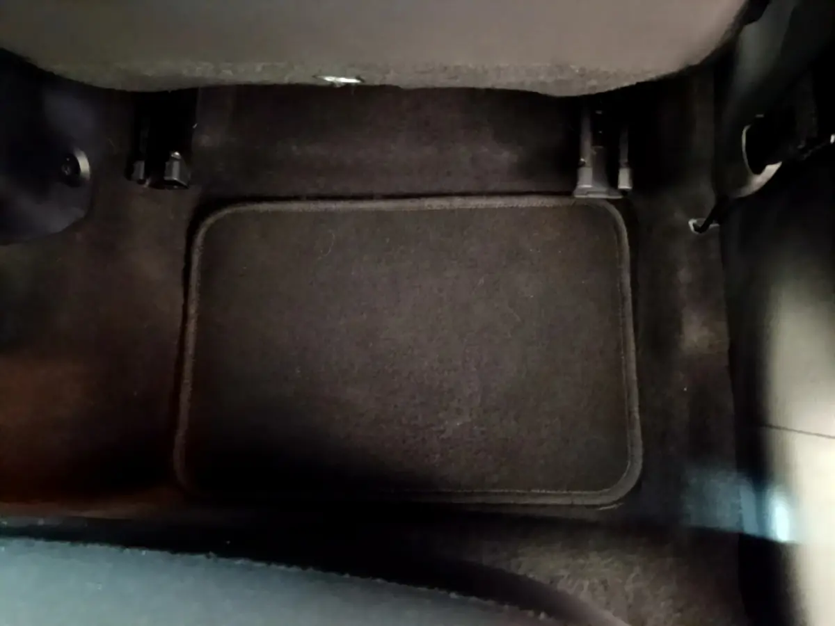 Tapis de sol noir côté passager avant dans une Nissan Micra IG-T 92 Acenta blanche de 2022.