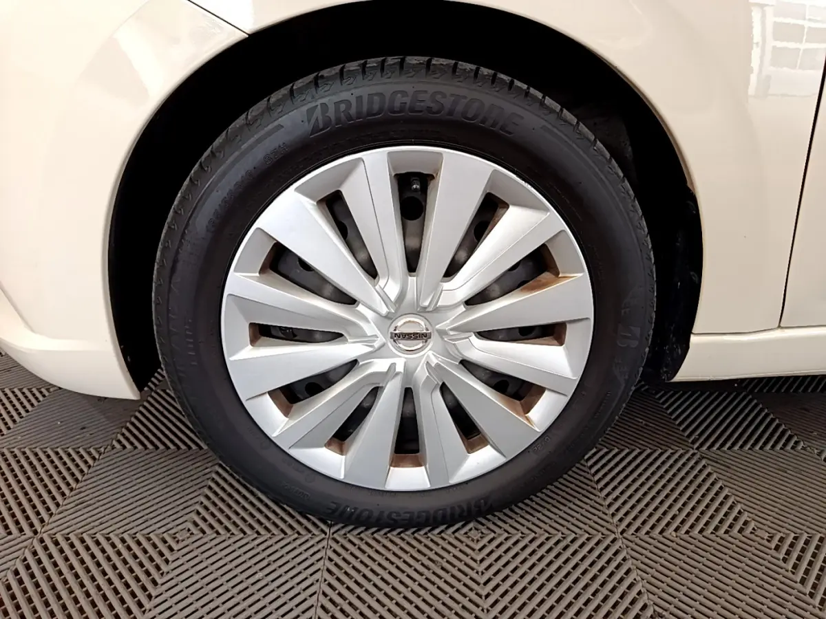 Gros plan sur la roue avant gauche blanche d'une Nissan Micra IG-T 92 Acenta avec jante argentée et pneu Bridgestone.