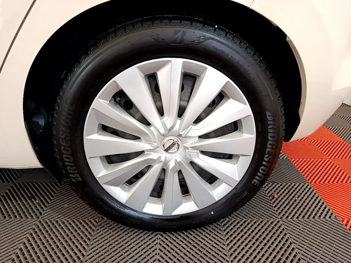 Gros plan sur la roue avant droite blanche de la Nissan Micra IG-T 92 Acenta avec jante en alliage et pneu Bridgestone.