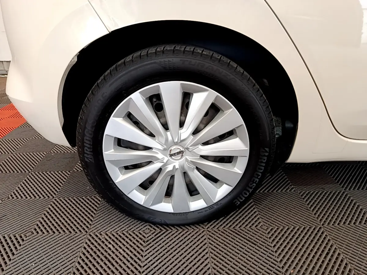 Gros plan sur la roue arrière droite blanche d'une Nissan Micra 2022 avec enjoliveur argenté et pneu Bridgestone.