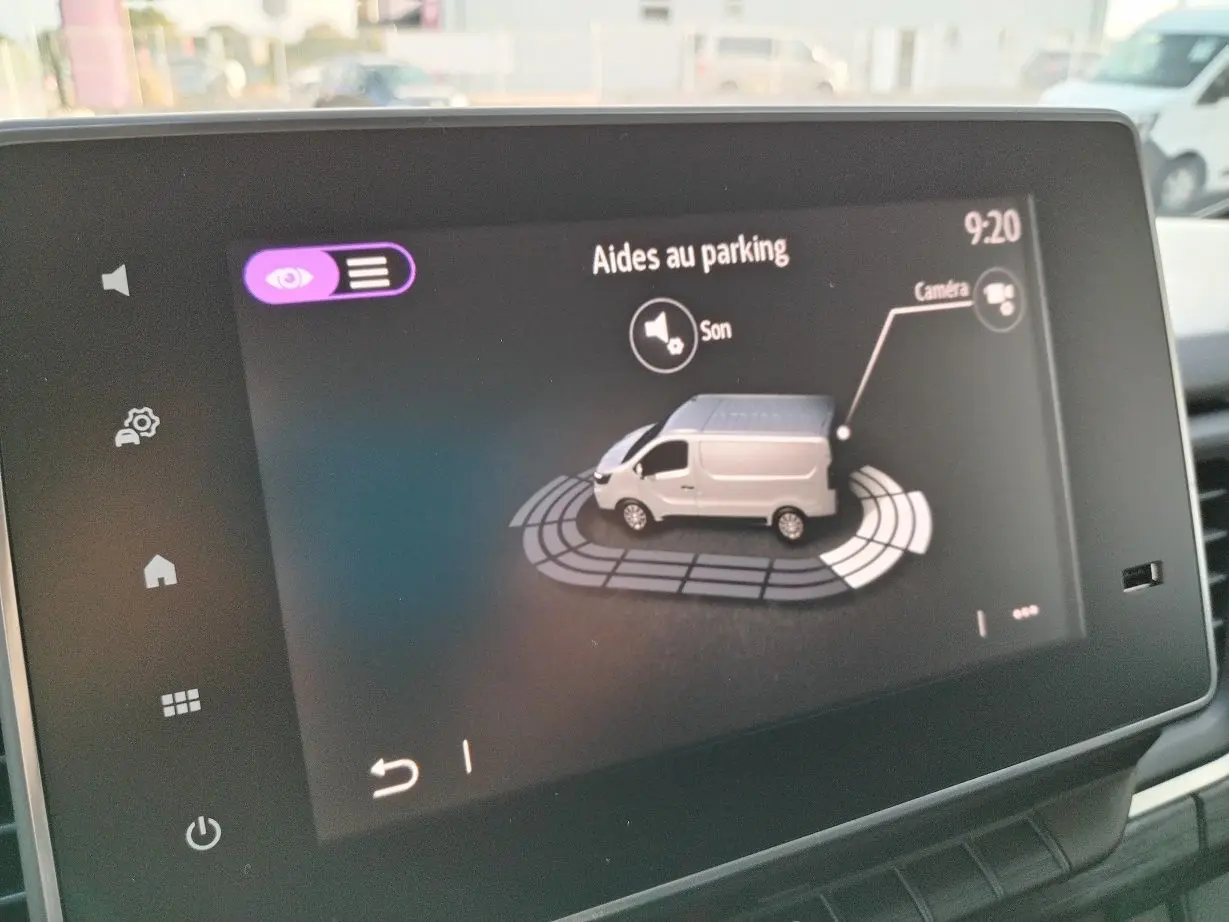 Écran tactile montrant l'aide au parking avec une illustration du Nissan Primastar blanc vu de profil côté gauche.