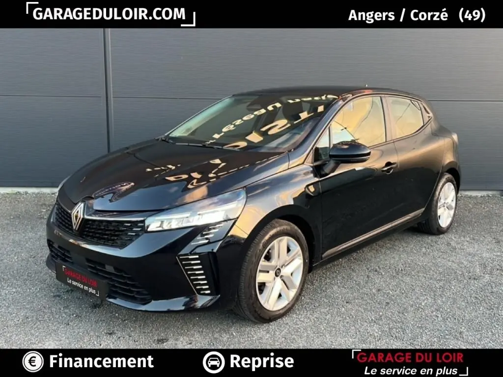 Renault Clio Evolution TCe 90 noir vue 3/4 avant droit, avec phares LED et jantes alliage argentées.