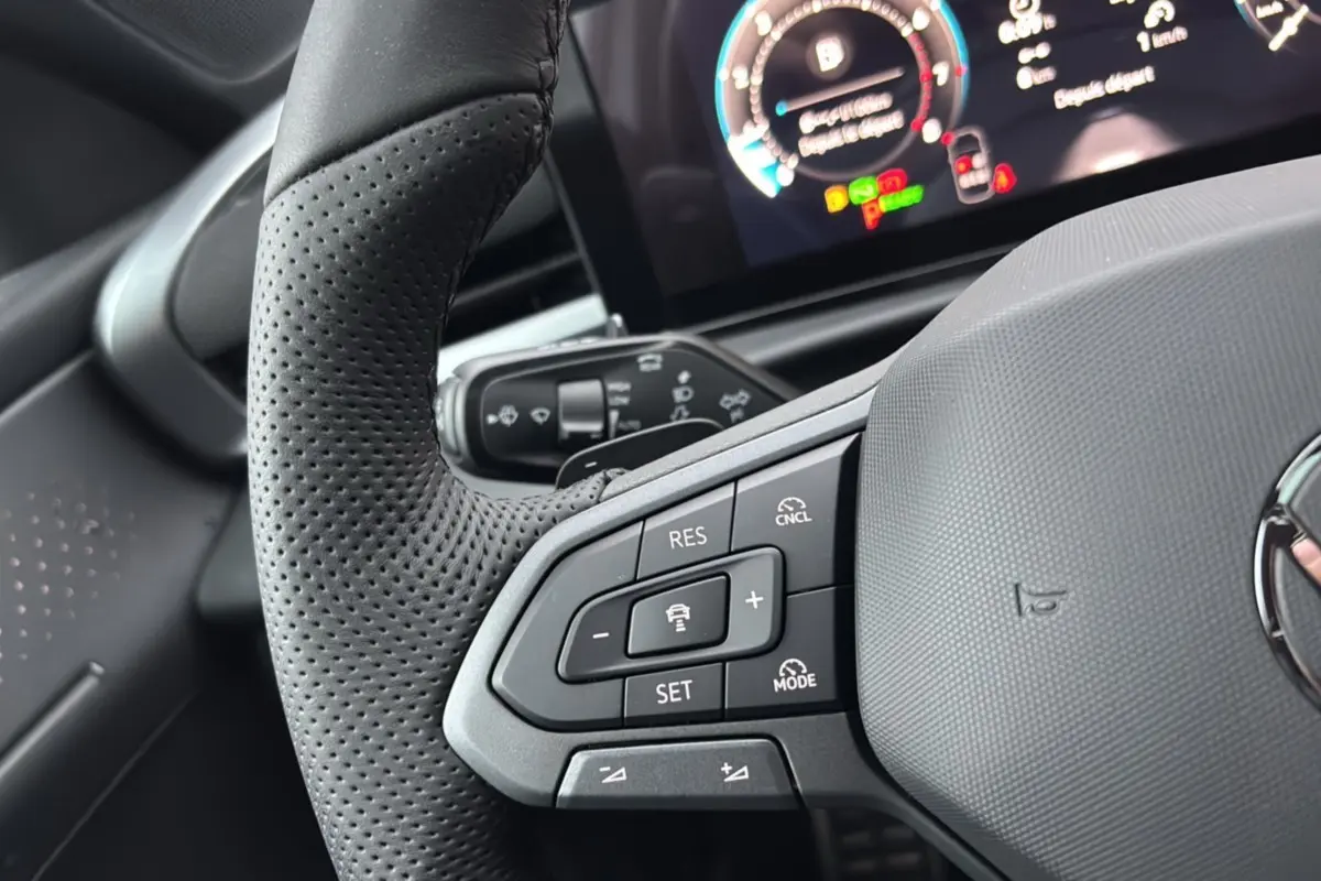 Gros plan sur le volant cuir noir multifonctions du Volkswagen T-Roc 2026 avec commandes de régulateur de vitesse.
