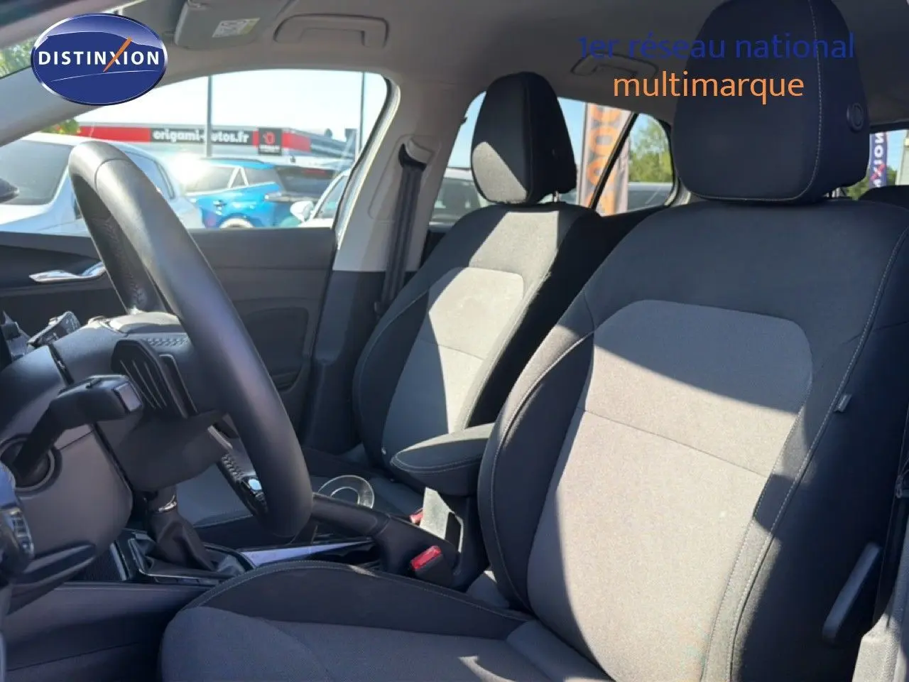 Vue intérieure côté conducteur du Skoda Fabia 2025 gris graphite, montrant les sièges tissu et le volant multifonction cuir.
