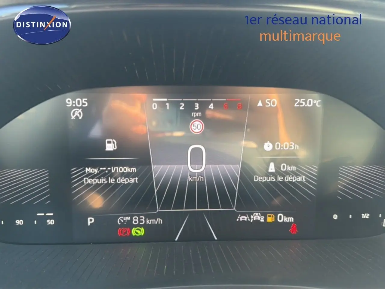 Gros plan sur la commande de l’essuie-glace dans l’habitacle de la Skoda Fabia gris graphite, avec écran tactile en arrière-plan.