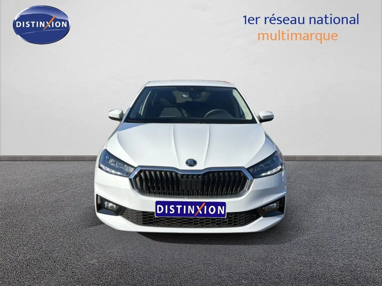 Vue frontale d'une Skoda Fabia 2025 gris graphite métallisé avec calandre noire et phares LED allumés.