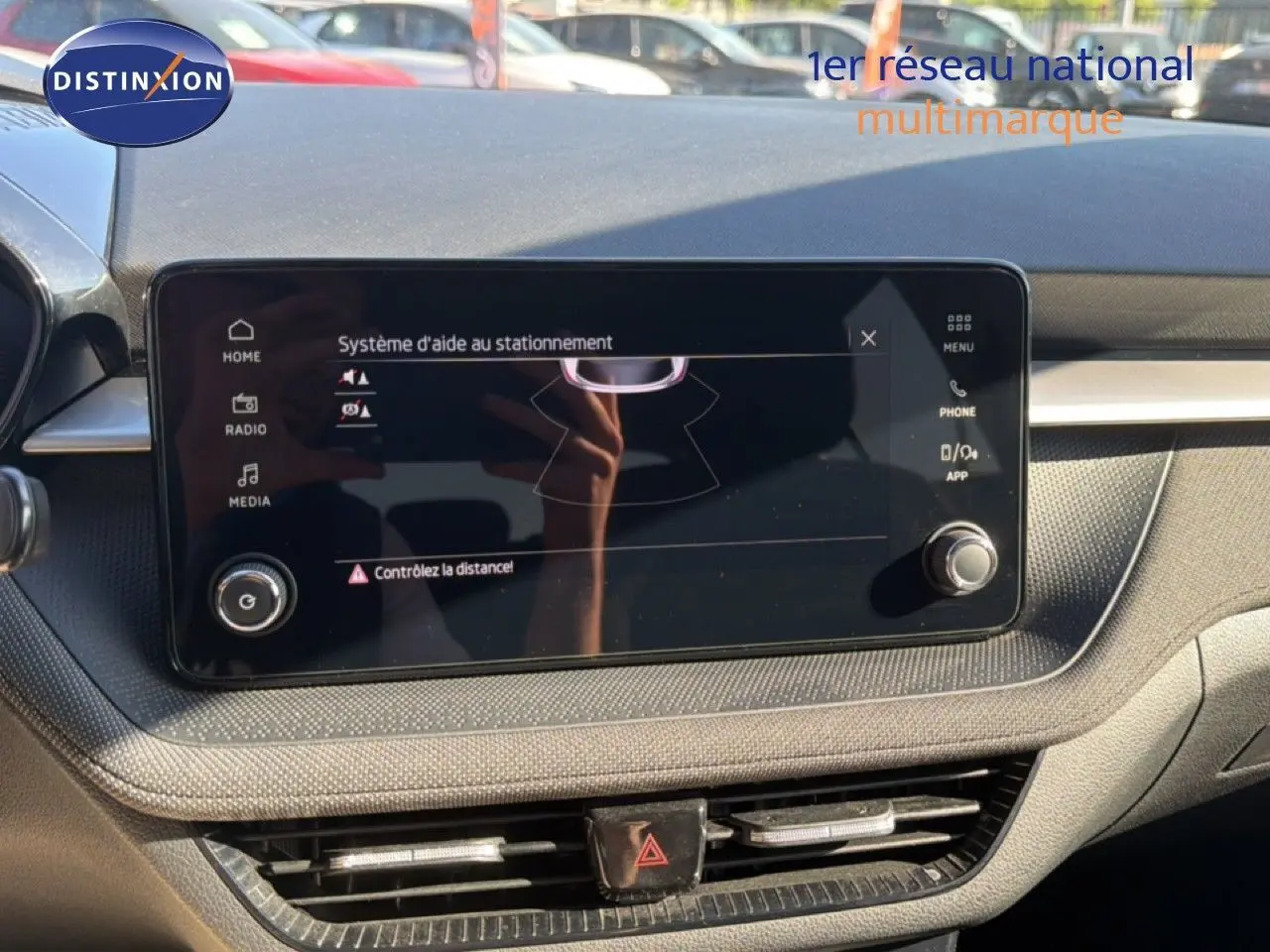 Gros plan sur le bouton de commande des phares dans l’habitacle noir d’une Skoda Fabia gris graphite 2025.