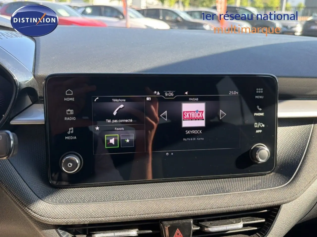 Gros plan sur les commandes de lève-vitres et réglage des rétroviseurs côté conducteur d'une Skoda Fabia gris graphite.
