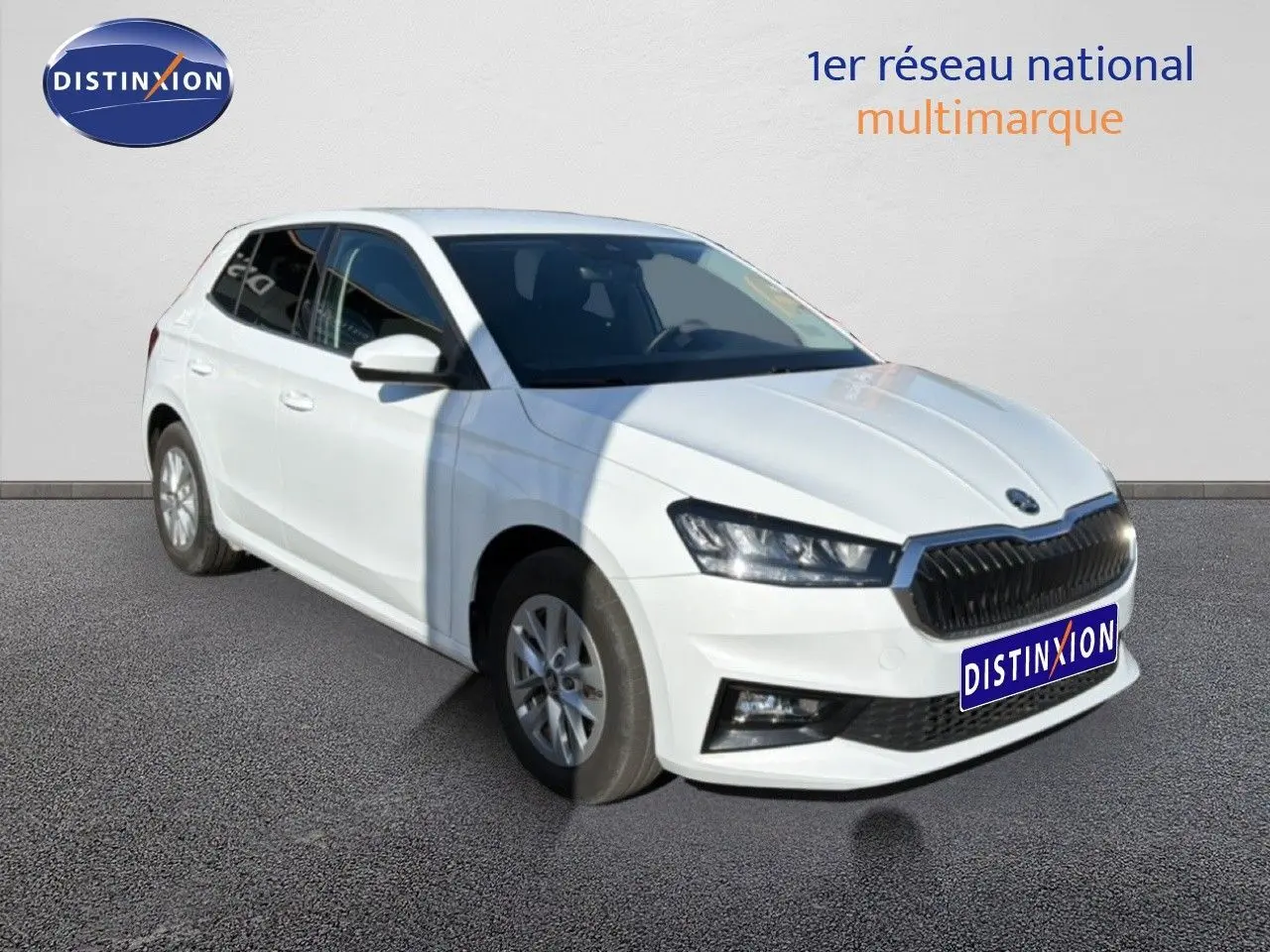 Vue 3/4 avant d'une Skoda Fabia 2025 gris graphite métal avec calandre noire et jantes argentées.