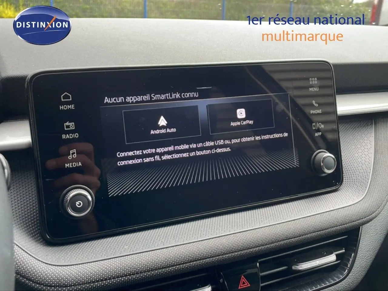 Écran tactile central de la Skoda Fabia 2025 affichant les options Android Auto et Apple CarPlay, intérieur gris graphite.
