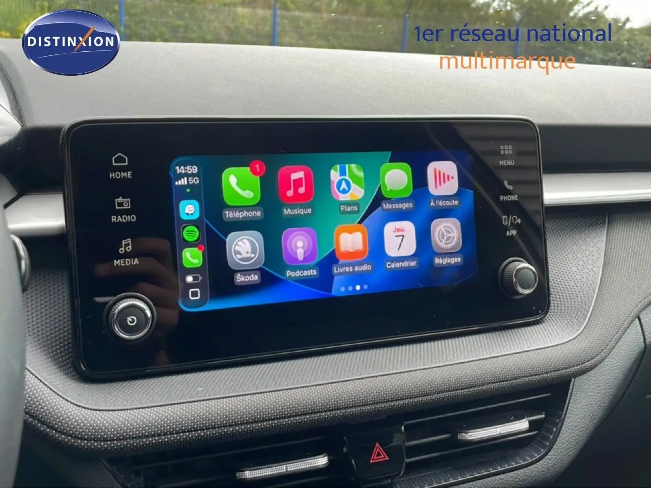 Écran tactile central du tableau de bord d'une Skoda Fabia 2025 gris graphite, affichant les applications connectées.