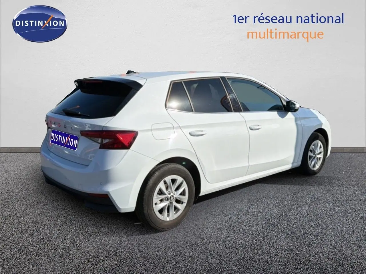 Vue 3/4 arrière droite d'une Skoda Fabia 2025 gris graphite métal avec jantes alliage et vitres teintées.