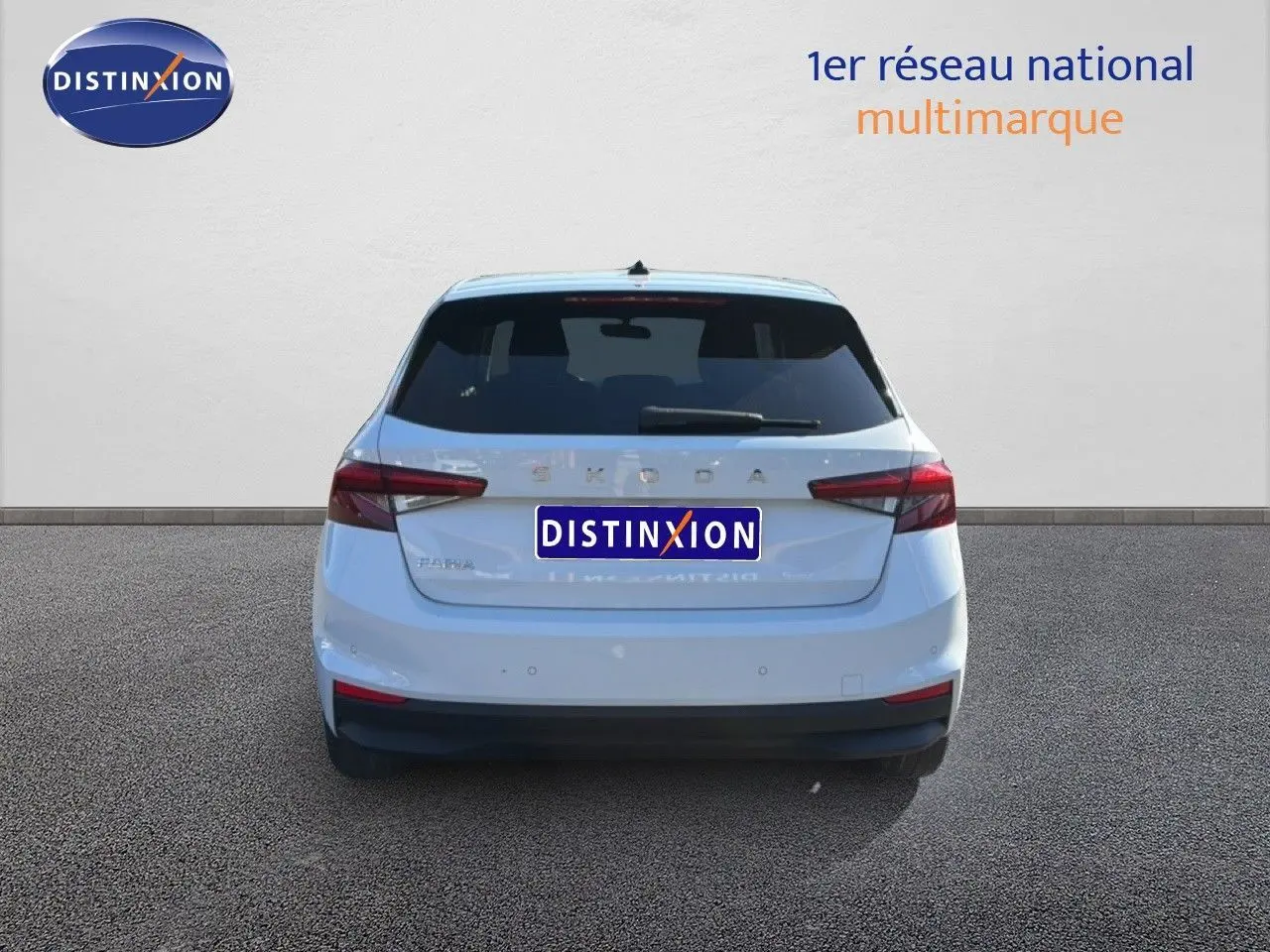 Vue arrière d'une Skoda Fabia gris graphite métal 2025, avec feux LED et logo distinctif au centre du hayon.
