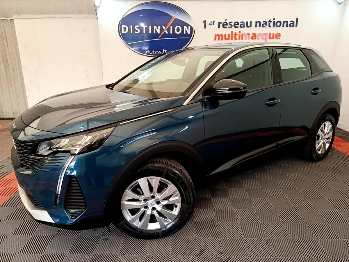 Peugeot 3008 BlueHDi 130 2022 bleu en 3/4 avant droit, avec phares LED et jantes alliage visibles.