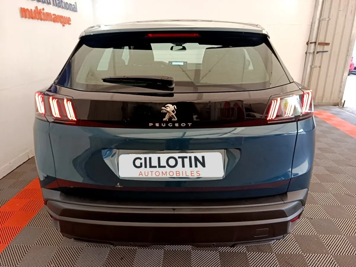 Vue arrière d’un Peugeot 3008 bleu 2022 avec feux LED caractéristiques et logo Peugeot visible.