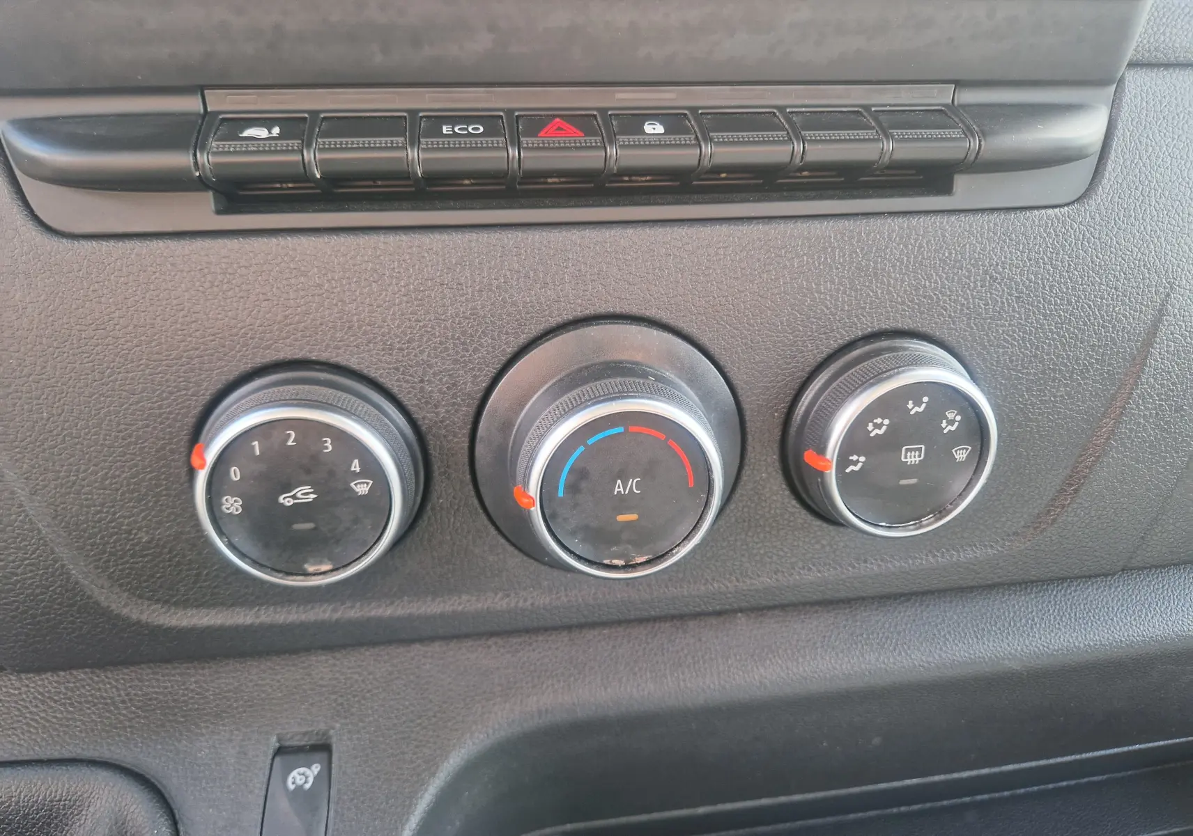 Gros plan sur les commandes de climatisation et ventilation du tableau de bord du Renault Master Châssis Cabine blanc.