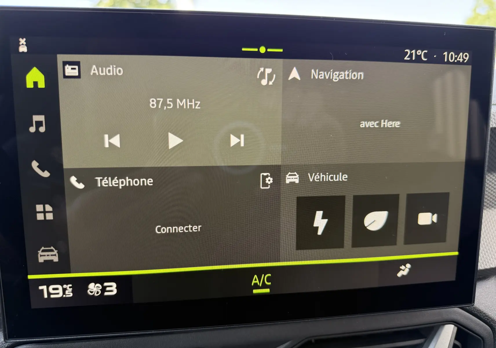 Écran tactile central du Dacia Duster Hybrid 155 Journey 2026 affichant audio, navigation et options véhicule.